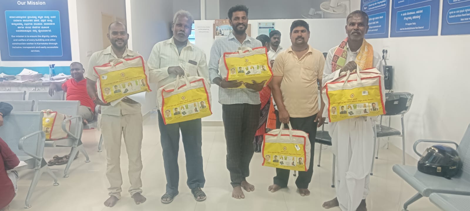 ಕಟ್ಟಡ ಕಾರ್ಮಿಕರ ಕಿಟ್ ವಿತರಣೆ ನಡೆಯಲಿದೆ ತಮ್ಮ ಕಾರ್ಡಗಳು ಚಾಲ್ತಿ ಬಗ್ಗೆ ...
